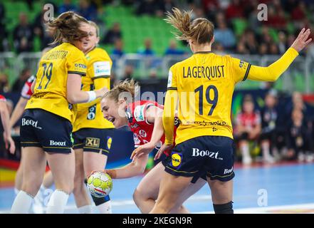 Lubiana, Slovenia. 12th Nov 2022. LJUBLJANA, SLOVENIA - 12 NOVEMBRE: Vilde Mortensen Ingstad di Norvegia in azione durante il primo round del Gruppo europeo di handball femminile europeo (EHF) tra Norvegia e Svezia presso l'Arena Stozice il 12 novembre 2022 a Ljubljana, Slovenia. Foto di Slavko Midzor/PIXSELL Credit: Pixsell agenzia foto e video/Alamy Live News Foto Stock