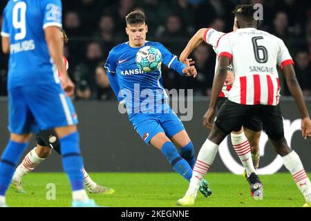 EINDHOVEN - Milos Kerkez di AZ Alkmaar durante la partita olandese di Eredivie tra PSV Eindhoven e AZ al Phillips Stadium il 12 novembre 2022 a Eindhoven, Paesi Bassi. ANP | Olandese altezza | ed VAN DE POL Foto Stock