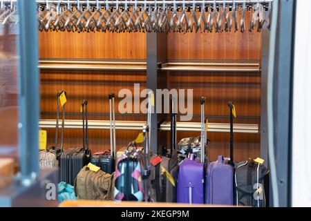 Deposito bagagli e guardaroba: Valigie disposte in modo ordinato. Foto Stock