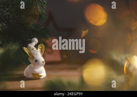 Un coniglio simbolo di 2023 tra le luci, ghirlande, alberi di Natale, calendario cinese anno simbolo con spazio copia Foto Stock