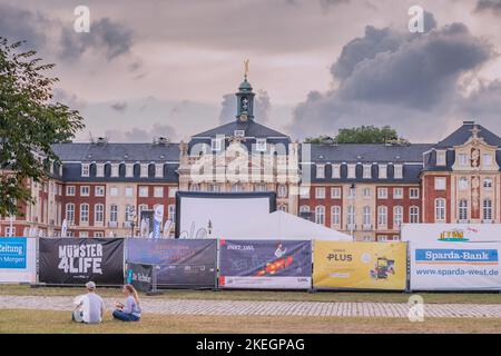 25 luglio 2022, Munster, Germania: Banner pubblicitari per i festival della gioventù a Munster Schloss, ora sede dell'università. Foto Stock