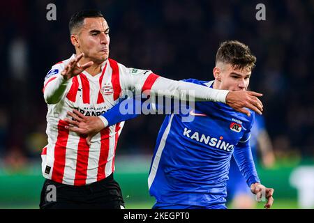 EINDHOVEN - (lr) Anwar El Ghazi di PSV Eindhoven, Milos Kerkez o AZ Alkmaar durante la partita olandese di Eredivie tra PSV Eindhoven e AZ allo stadio Phillips il 12 novembre 2022 a Eindhoven, Paesi Bassi. ANP OLAF KRAAK Foto Stock