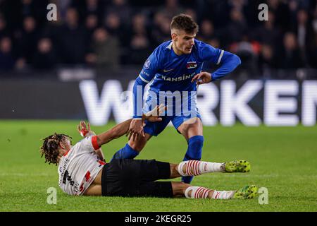 EINDHOVEN, PAESI BASSI - 12 NOVEMBRE: Xavi Simons di PSV, Milos Kerkez di AZ durante la partita olandese di Eredivie tra PSV e AZ Alkmaar a Philips Stadion il 12 novembre 2022 a Eindhoven, Paesi Bassi (Foto di Broer van den Boom/Orange Pictures) Foto Stock