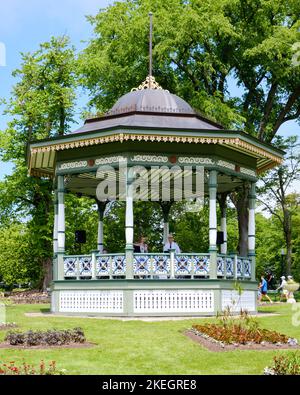 Concerto estivo di musica nel Gazebo nei Giardini pubblici di Halifax Foto Stock