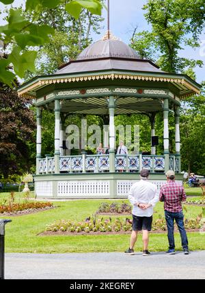 Concerto estivo di musica nel Gazebo nei Giardini pubblici di Halifax Foto Stock