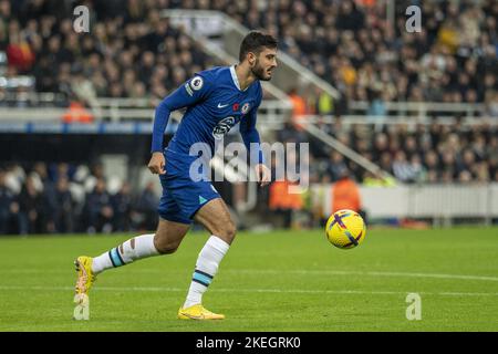 Newcastle upon Tyne, Regno Unito. 12th Nov 2022. NEWCASTLE UPON TYNE, INGHILTERRA - 12 NOVEMBRE: Armando broja di Chelsea sulla palla durante la partita della Premier League tra Newcastle United e Chelsea FC a St. James Park il 12 novembre 2022 a Newcastle upon Tyne, Regno Unito. (Foto di Richard Callis/SPP) (Foto: Richard Callis/Sports Press Photo/C - SCADENZA UN'ORA - ATTIVA FTP SOLO SE LE IMMAGINI HANNO MENO DI UN'ORA - Alamy) Credit: SPP Sport Press Photo. /Alamy Live News Foto Stock