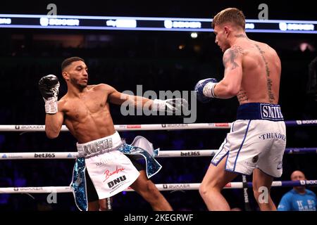 Kaisee Benjamin (a sinistra) in azione contro Dalton Smith nel BBBofC British Super Light Bout all'AO Arena, Manchester. Data di emissione: Sabato 12 novembre 2022. Foto Stock