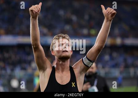 Genova, Italia, 12th novembre 2022. Morten Hjulmand di Lecce saluta i tifosi dopo il fischio finale della Serie A al Luigi Ferraris di Genova. Il credito per le immagini dovrebbe essere: Jonathan Moskrop / Sportimage Credit: Sportimage/Alamy Live News Foto Stock