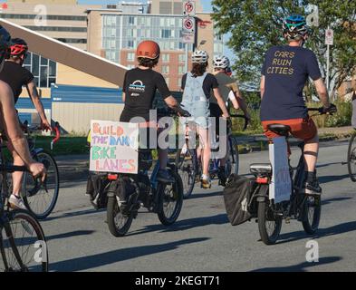 Consapevolezza della sicurezza in bicicletta attraverso le strade di Halifax Foto Stock