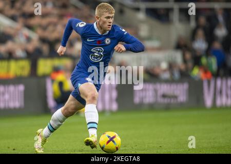 Newcastle upon Tyne, Regno Unito. 12th Nov 2022. NEWCASTLE UPON TYNE, INGHILTERRA - 12 NOVEMBRE: Lewis Hall of Chelsea sulla palla durante la partita della Premier League tra Newcastle United e Chelsea FC a St. James Park il 12 novembre 2022 a Newcastle upon Tyne, Regno Unito. (Foto di Richard Callis/SPP) (Foto: Richard Callis/Sports Press Photo/C - SCADENZA UN'ORA - ATTIVA FTP SOLO SE LE IMMAGINI HANNO MENO DI UN'ORA - Alamy) Credit: SPP Sport Press Photo. /Alamy Live News Foto Stock