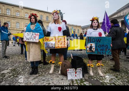 Monaco, Baviera, Germania. 12th Nov 2022. Gli ucraini con il sostegno di siriani e iraniani hanno celebrato il ritorno della città di Kherson al controllo ucraino, spingendo essenzialmente la linea di controllo russo più a est. Gli ucraini sostengono che è giunto il momento per l'Europa e la Germania di smettere di vacillare sui trasferimenti di armi difensive ora che lo slancio è sempre più dalla parte degli ucraini. (Credit Image: © Sachelle Babbar/ZUMA Press Wire) Foto Stock