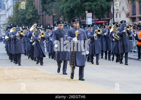 Londra, Regno Unito. 12th Nov 2022. Il personale militare marciano durante la sfilata del Lord Mayor's Show. Lo spettacolo onora il nuovo Lord Mayor, Nicholas Lyons, il 694th Lord Mayor della città di Londra, che risale al 13th ° secolo. Il sindaco di Lord fungerà da ambasciatore globale per il settore dei servizi finanziari e professionali con sede nel Regno Unito. Credit: SOPA Images Limited/Alamy Live News Foto Stock