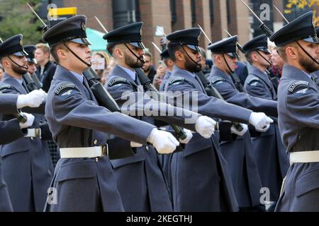 Londra, Regno Unito. 12th Nov 2022. Il personale militare marciano durante la sfilata del Lord Mayor's Show. Lo spettacolo onora il nuovo Lord Mayor, Nicholas Lyons, il 694th Lord Mayor della città di Londra, che risale al 13th ° secolo. Il sindaco di Lord fungerà da ambasciatore globale per il settore dei servizi finanziari e professionali con sede nel Regno Unito. Credit: SOPA Images Limited/Alamy Live News Foto Stock