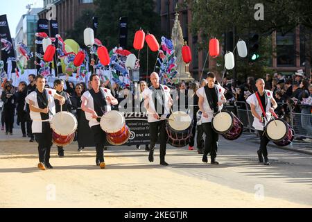 Londra, Regno Unito. 12th Nov 2022. Durante la sfilata al Lord Mayor's Show si è esibita una band in marcia. Lo spettacolo onora il nuovo Lord Mayor, Nicholas Lyons, il 694th Lord Mayor della città di Londra, che risale al 13th ° secolo. Il sindaco di Lord fungerà da ambasciatore globale per il settore dei servizi finanziari e professionali con sede nel Regno Unito. Credit: SOPA Images Limited/Alamy Live News Foto Stock