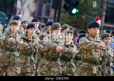 Londra, Regno Unito. 12th Nov 2022. Il personale militare marciano durante la sfilata del Lord Mayor's Show. Lo spettacolo onora il nuovo Lord Mayor, Nicholas Lyons, il 694th Lord Mayor della città di Londra, che risale al 13th ° secolo. Il sindaco di Lord fungerà da ambasciatore globale per il settore dei servizi finanziari e professionali con sede nel Regno Unito. Credit: SOPA Images Limited/Alamy Live News Foto Stock