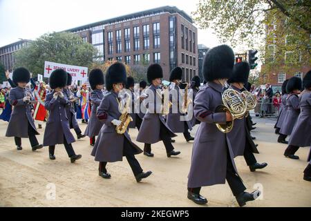 Londra, Regno Unito. 12th Nov 2022. Il personale militare marciano durante la sfilata del Lord Mayor's Show. Lo spettacolo onora il nuovo Lord Mayor, Nicholas Lyons, il 694th Lord Mayor della città di Londra, che risale al 13th ° secolo. Il sindaco di Lord fungerà da ambasciatore globale per il settore dei servizi finanziari e professionali con sede nel Regno Unito. (Foto di Steve Taylor/SOPA Images/Sipa USA) Credit: Sipa USA/Alamy Live News Foto Stock