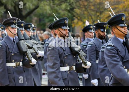 Londra, Regno Unito. 12th Nov 2022. Il personale militare marciano durante la sfilata del Lord Mayor's Show. Lo spettacolo onora il nuovo Lord Mayor, Nicholas Lyons, il 694th Lord Mayor della città di Londra, che risale al 13th ° secolo. Il sindaco di Lord fungerà da ambasciatore globale per il settore dei servizi finanziari e professionali con sede nel Regno Unito. (Foto di Steve Taylor/SOPA Images/Sipa USA) Credit: Sipa USA/Alamy Live News Foto Stock