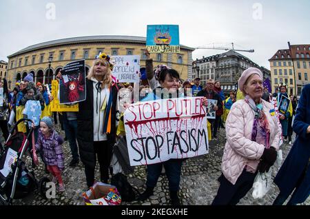 Monaco, Baviera, Germania. 12th Nov 2022. Gli ucraini con il sostegno di siriani e iraniani hanno celebrato il ritorno della città di Kherson al controllo ucraino, spingendo essenzialmente la linea di controllo russo più a est. Gli ucraini sostengono che è giunto il momento per l'Europa e la Germania di smettere di vacillare sui trasferimenti di armi difensive ora che lo slancio è sempre più dalla parte degli ucraini. (Credit Image: © Sachelle Babbar/ZUMA Press Wire) Foto Stock