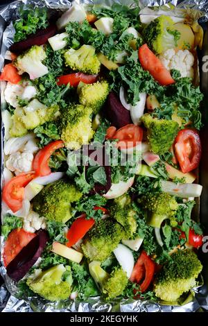 verdure varie preparate per la cottura in forno Foto Stock