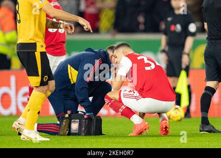 Molineux, Wolverhampton sabato 12th novembre 2022. Il Granit Xhaka dell'Arsenal riceve un trattamento dopo essere stato fouled durante la partita della Premier League tra i Wanderers di Wolverhampton e l'Arsenal a Molineux, Wolverhampton, sabato 12th novembre 2022. (Credit: Gustavo Pantano | MI News) Credit: MI News & Sport /Alamy Live News Foto Stock