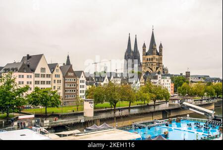 Splendido argine di Colonia, con vista sulla grande chiesa di San Martino dal ponte Severins e dietro la cattedrale di Colonia. Sulla parte scontata di b Foto Stock