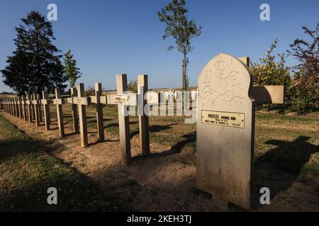 Croci,e,musulmani,lapidi,in,guerra,guerra,guerra mondiale,WW1,guerra mondiale 1,prima guerra mondiale,Grande guerra,cimitero,at,Necropole National de Flavigny-le-petit,sud,di,Guise,nord,Francia,francese,Europa,europea,sacrificio,di,vite,perdute,fila,di,lapidi,cimitero di guerra, Foto Stock