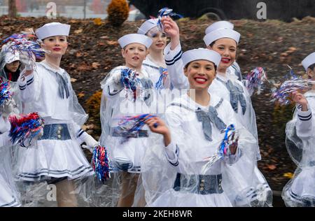 Albany, Stati Uniti d'America. 11th Nov 2022. Albany, Stati Uniti d'America. 11 Novembre 2022. Le giovani donne vestite di costumi marinareschi marciano durante la 71st° Parata annuale dei veterani della contea di Linn, il 11 novembre 2022 ad Albany, Oregon. La piccola città ospita una delle più grandi parate del Veterans Day della nazione. Credit: John Hughel/US Army/Alamy Live News Foto Stock