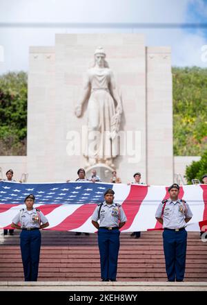 Oahu, Stati Uniti d'America. 11th Nov 2022. Oahu, Stati Uniti d'America. 11 Novembre 2022. I cadetti del corpo di addestramento dell'ufficiale della Junior Reserve della scuola superiore di Kahuku eseguono una cerimonia di Furling of the Colors durante la cerimonia del Veterans Council di Oahu al cimitero commemorativo nazionale del Pacifico, 11 novembre 2022 a Oahu, Hawaii. Credit: MC1 Anthony Rivera/US Navy Photo/Alamy Live News Foto Stock