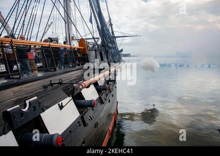 Boston, Stati Uniti d'America. 11th Nov 2022. Boston, Stati Uniti d'America. 11 Novembre 2022. L'alta nave a vela USS Constitution lancia un saluto da 21 cannoni in onore del Veterans Day nel porto di Boston, il 11 novembre 2022 a Boston, Massachusetts. La Costituzione, conosciuta come Old Ironsides, è la più antica nave da guerra commissionata a galla, e ha giocato un ruolo cruciale nelle guerre barbariche e nella guerra del 1812, ed è stata sconfitta in battaglia. Credit: MC2 Skyler Okerman/US Navy/Alamy Live News Foto Stock