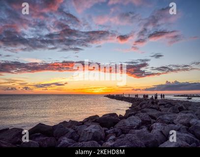 Tramonto sul Golfo del Messico dal molo di Venezia sulla costa sud-occidentale del golfo della Florida USA Foto Stock