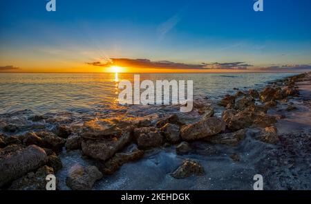 Tramonto sul Golfo del Messico da Caspersen Beach a Venezia sulla costa sud-occidentale del golfo della Florida USA Foto Stock