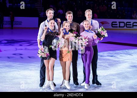 SHEFFIELD, Sheffield. 12th novembre 2022. Da sinistra, Sara conti/Niccolo Macii (ITA, 2nd), Alexa Knierim/Brandon Frazier (USA, 1st) e Letizia Roscher/Luis Schuster (3rd, GER) alla presentazione del vincitore durante il Gran Premio ISU - MK John Wilson Trophy 2022 a ICE Sheffield sabato 12 novembre 2022. SHEFFIELD, Sheffield. Credit: Taka G Wu/Alamy Live News Foto Stock