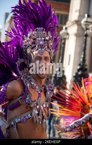 Londra, Regno Unito. 12th novembre 2022. Un artista in un costume vivace partecipa al Lord Mayor's Show in onore del neo eletto Lord Mayor della città di Londra, Alderman Nicholas Lyons, 694th. Credit: Kiki Streitberger/Alamy Live News Foto Stock