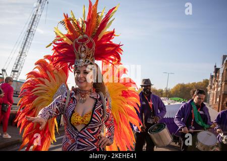 Londra, Regno Unito. 12th novembre 2022. Un artista in un costume vivace partecipa al Lord Mayor's Show in onore del neo eletto Lord Mayor della città di Londra, Alderman Nicholas Lyons, 694th. Credit: Kiki Streitberger/Alamy Live News Foto Stock