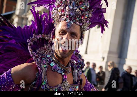 Londra, Regno Unito. 12th novembre 2022. Un artista in un costume vivace partecipa al Lord Mayor's Show in onore del neo eletto Lord Mayor della città di Londra, Alderman Nicholas Lyons, 694th. Credit: Kiki Streitberger/Alamy Live News Foto Stock