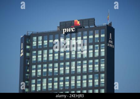 Bucarest, Romania - 10 novembre 2022: Il logo PricewaterhouseCoopers in vista sulla cima della Torre Ana. Questa immagine è solo per uso editoriale. Foto Stock