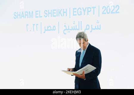 Sharm el-Sheikh, Egitto. 12 Novembre 2022. John Kerry, inviato Speciale Presidenziale degli Stati Uniti per il clima, esamina i suoi appunti prima di affrontare il vertice sul clima delle Nazioni Unite del COP27 al Centro Internazionale Congressi di Sharm El Sheikh, 12 novembre 2022, a Sharm el Sheikh, Egitto. Foto Stock