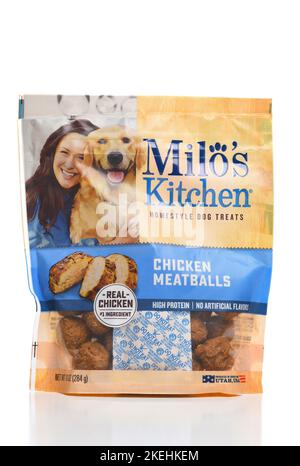 IRIVNE, CALIFORNIA - 12 NOV 2022: Una borsa di Milos Kitchen Chicken Meatball Homestyle Dog Treats. Foto Stock