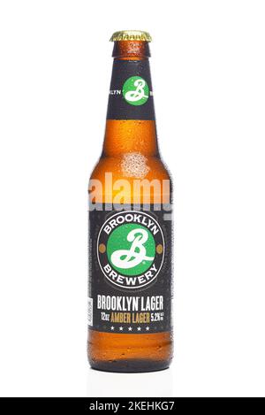 IRIVNE, CALIFORNIA - 12 NOV 2022: Una bottiglia di Brooklyn Lager e Amber Lager forma Brooklyn Brewery, Foto Stock