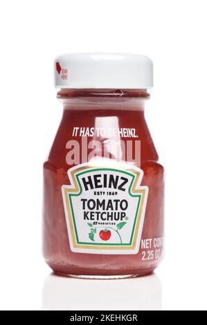 IRIVNE, CALIFORNIA - 12 NOV 2022: Una mini bottiglia di Ketchup di pomodoro Heinz. Foto Stock