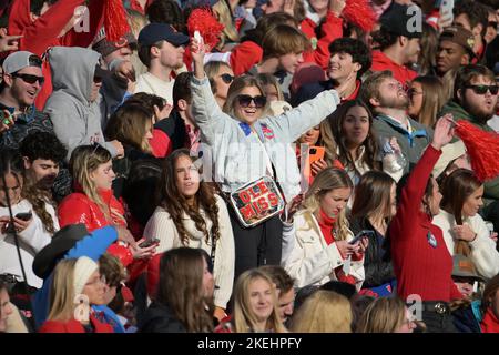 Oxford, MS, Stati Uniti. 12th Nov 2022. I ribelli del Mississippi si appassionano negli stand durante il pre-gioco tra i ribelli dell'Università del Mississippi e l'Università dell'Alabama Crimson Tide allo stadio Vaught Hemingway di Oxford, Mississippi. Alabama Beat Ole Miss, 30-24. Patrick Green/CSM/Alamy Live News Foto Stock