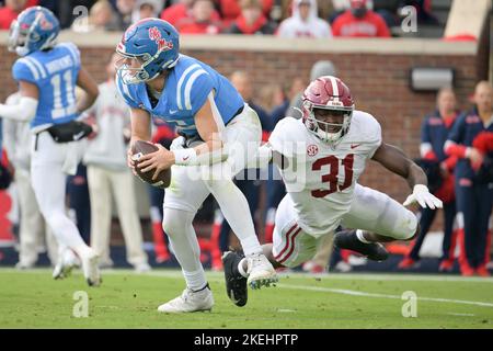 12 novembre 2022: Alabama Crimson Tide linebacker Will Anderson Jr. #31 saccheggia i ribelli del Mississippi nel quartback di Jaxson Dart #2 durante la pre-partita tra i ribelli dell'Università del Mississippi e l'Università dell'Alabama Crimson Tide allo stadio Vaught Hemingway di Oxford, MS. Alabama Beat Ole Miss, 30-24. Patrick Green/CSM Foto Stock
