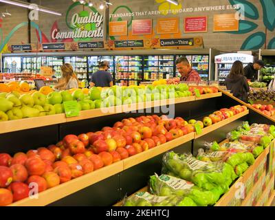 Negozi di alimentari in un supermercato Foto Stock