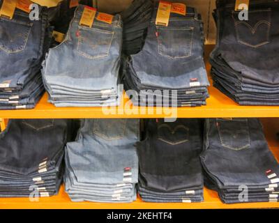 Jeans sul display per promuovere le vendite Foto Stock