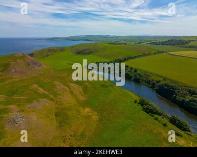 St. Abbs Head scogliere costiere e vista aerea di Mire Loch in estate vicino al villaggio di St. Abbs, Berwickshire, Scozia, Regno Unito. Foto Stock