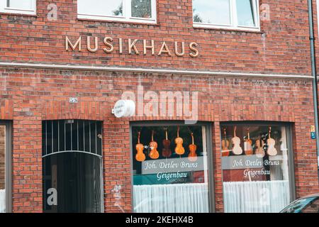 25 luglio 2022, Munster, Germania: Museo della musica o Musikhaus con violini in una vetrina Foto Stock