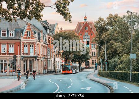 25 luglio 2022, Munster, Germania: Autobus urbano con passeggeri. Città vecchia e vita di villaggio Foto Stock