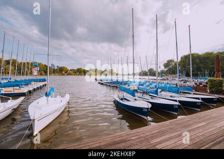 25 luglio 2022, Munster, Germania: Molte barche a vela e altre navi in affitto per il yachting e la ricreazione sul lago Aasee a Munster Foto Stock