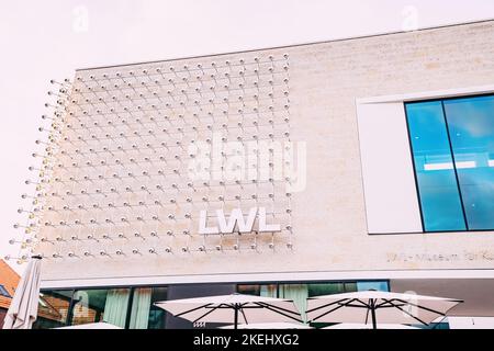 25 luglio 2022, Munster, Germania: LWL arte e museo di storia culturale con architettura e design moderni e contemporanei Foto Stock