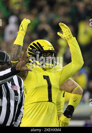 Autzen Stadium, OREGON, USA. 12th Nov 2022. Oregon Ducks linebacker Noah Sewell (1) porta i fan dell'Oregon in piedi dopo un sacco di perdite durante la partita di football NCAA tra gli Oregon Ducks e il loro rivale Washington Huskies all'Autzen Stadium, OREGON. Larry C. Lawson/CSM (Cal Sport Media via AP Images). Credit: csm/Alamy Live News Foto Stock